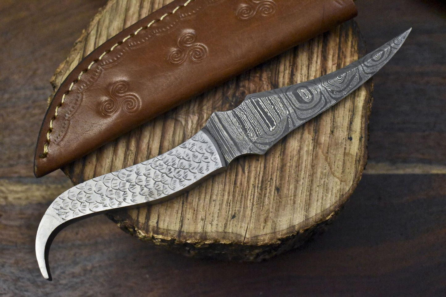 Hand Crafted Skinner Knife Twist D2 Tool Steel Damascus Hiking Rare
