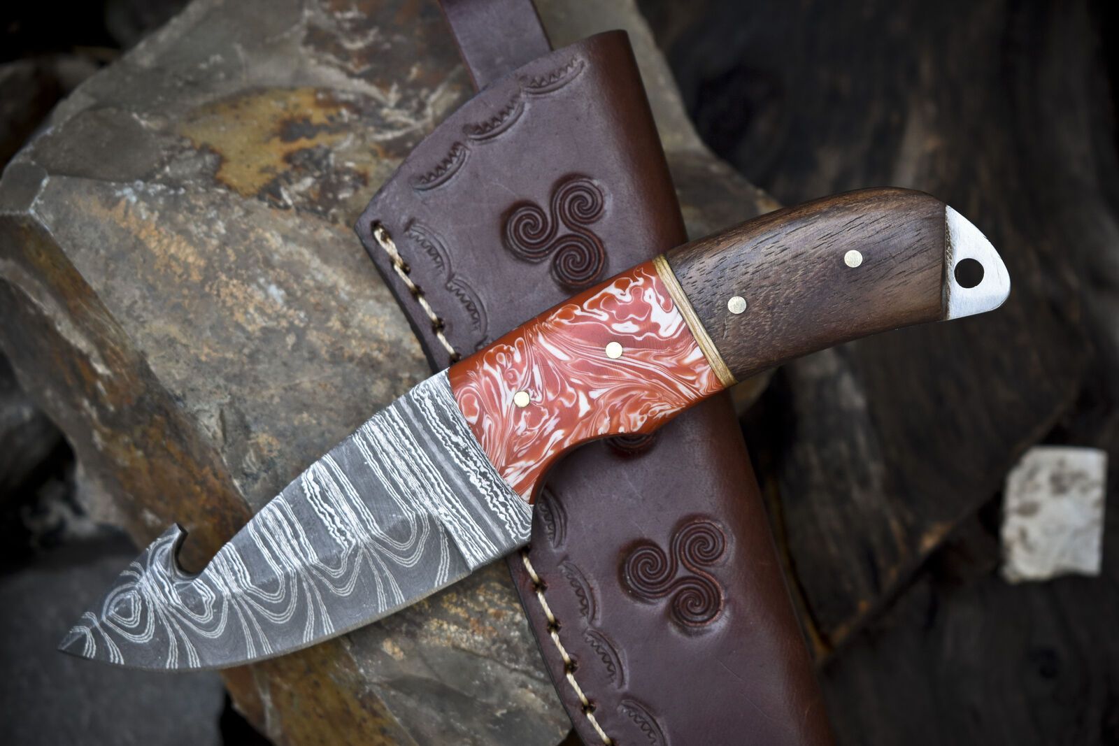Hand Forged Damascus Skinner Knife with Gut Hook Twist Pattern and Mixed Material Handle – Custom Fixed Blade Hunting Knife