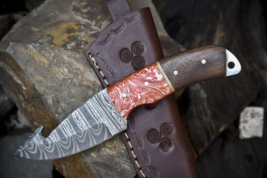 Hand Forged Damascus Skinner Knife with Gut Hook Twist Pattern and Mixed Material Handle – Custom Fixed Blade Hunting Knife