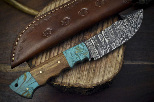 Hand Forged Damascus Skinner Knife with Gut Hook Twist Pattern and Walnut Wood Handle – Custom Hunting Fixed Blade