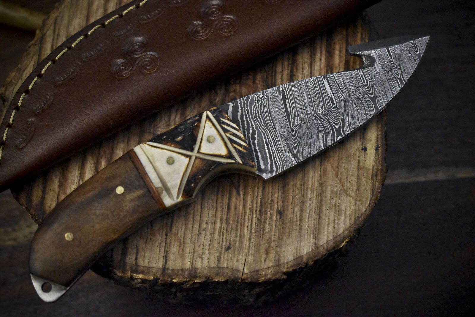 Handmade Damascus Skinner Knife with Gut Hook Walnut Wood Handle Hunter Tool
