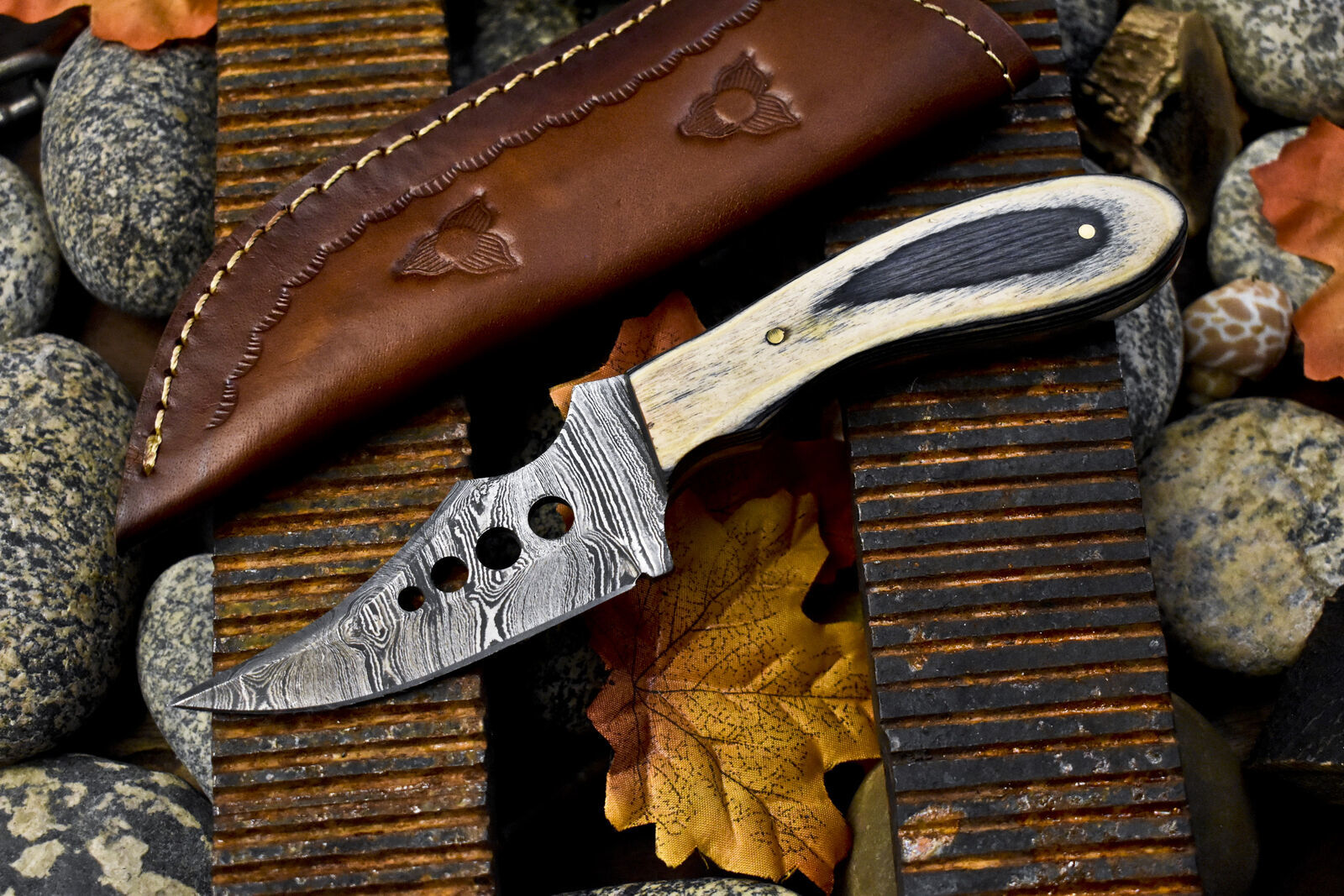 Handmade Skinner Knife Twist Damascus Hard Wood Camping Razor Sharp