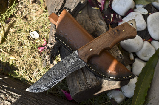 Twist Damascus Hunting Skinner Knife with Walnut Wood Handle – Custom Forged Survival Blade