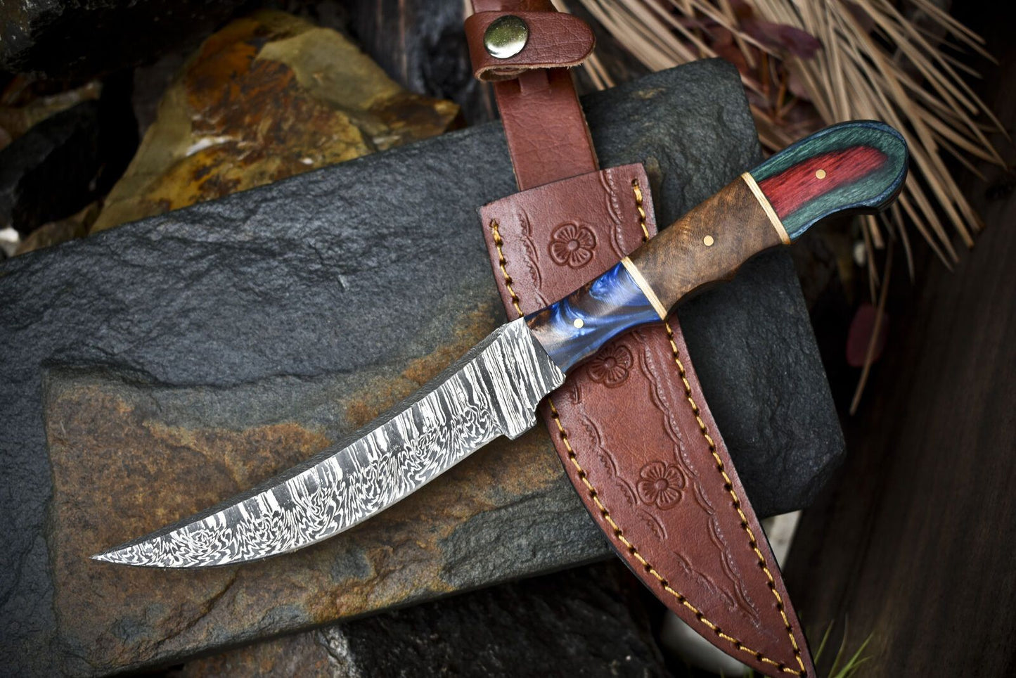 Twist Damascus Skinner Knife Handmade Hardwood Handle Fixed Blade Hunting Tool