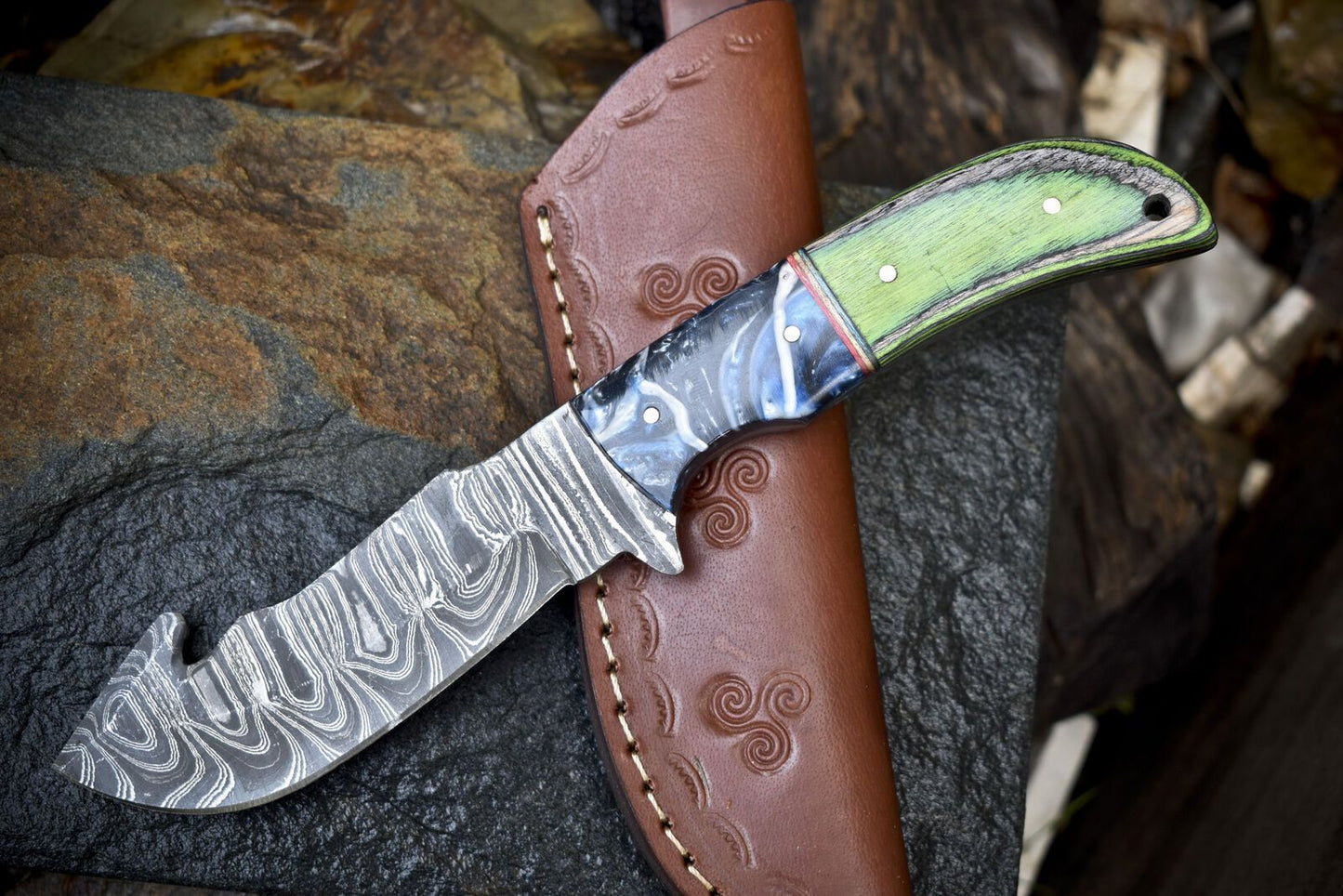 Twist Damascus Skinner Knife with Gut Hook – Handmade Hardwood Survival Hunting Knife