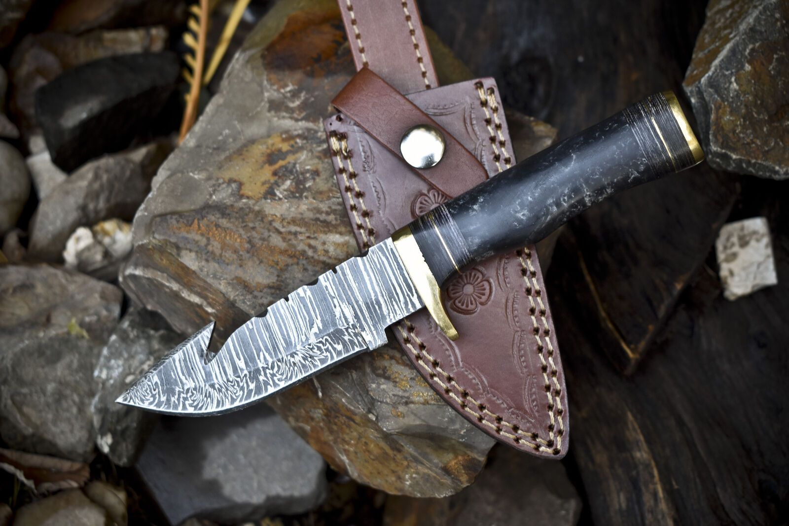 Twist Damascus Skinner Knife with Gut Hook and Corain Handle – 8 Inch Hunting Knife with Leather Sheath