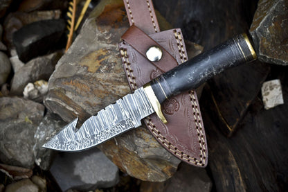 Twist Damascus Skinner Knife with Gut Hook and Corain Handle – 8 Inch Hunting Knife with Leather Sheath