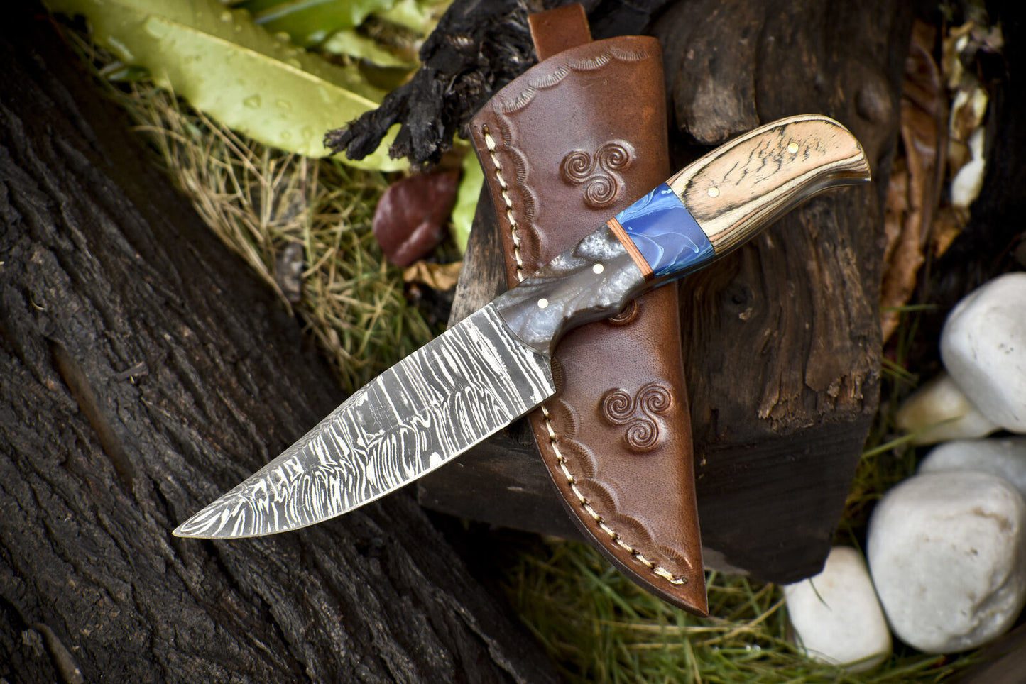 Twist Damascus Skinner Knife with Mixed Material Handle for Hunting and Outdoors