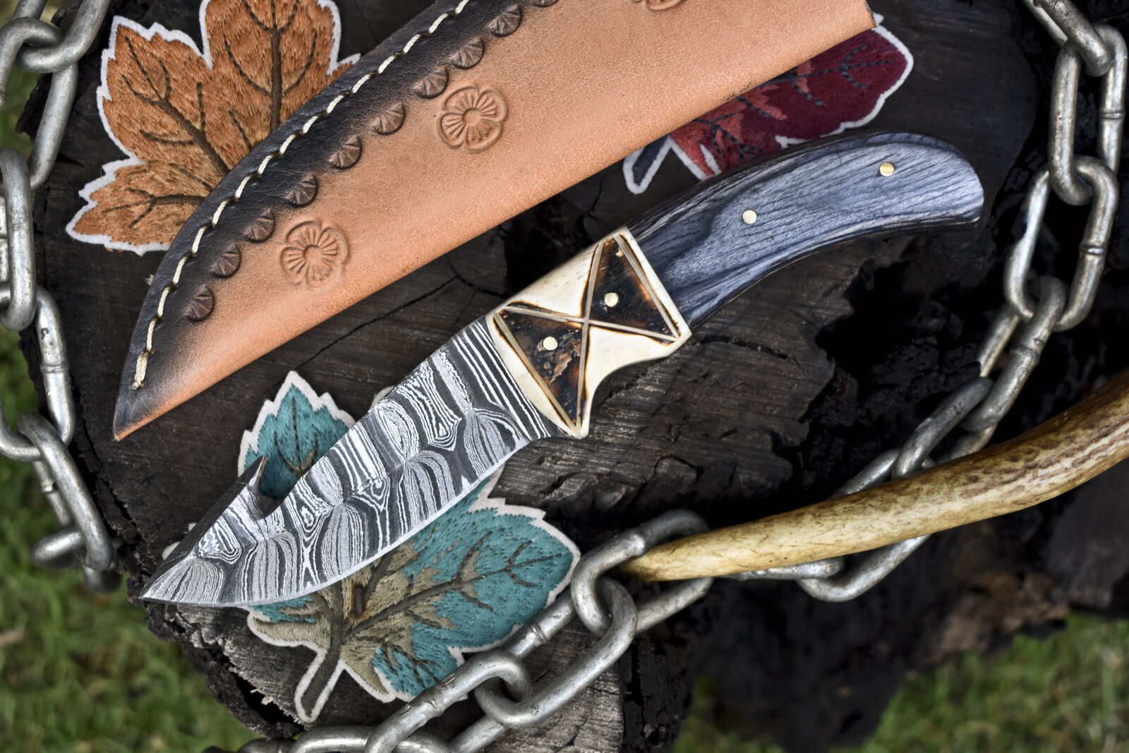 Twist Damascus Steel Skinner Knife with Gut Hook – Hardwood Handle & Leather Sheath for Hunting and Everyday Carry