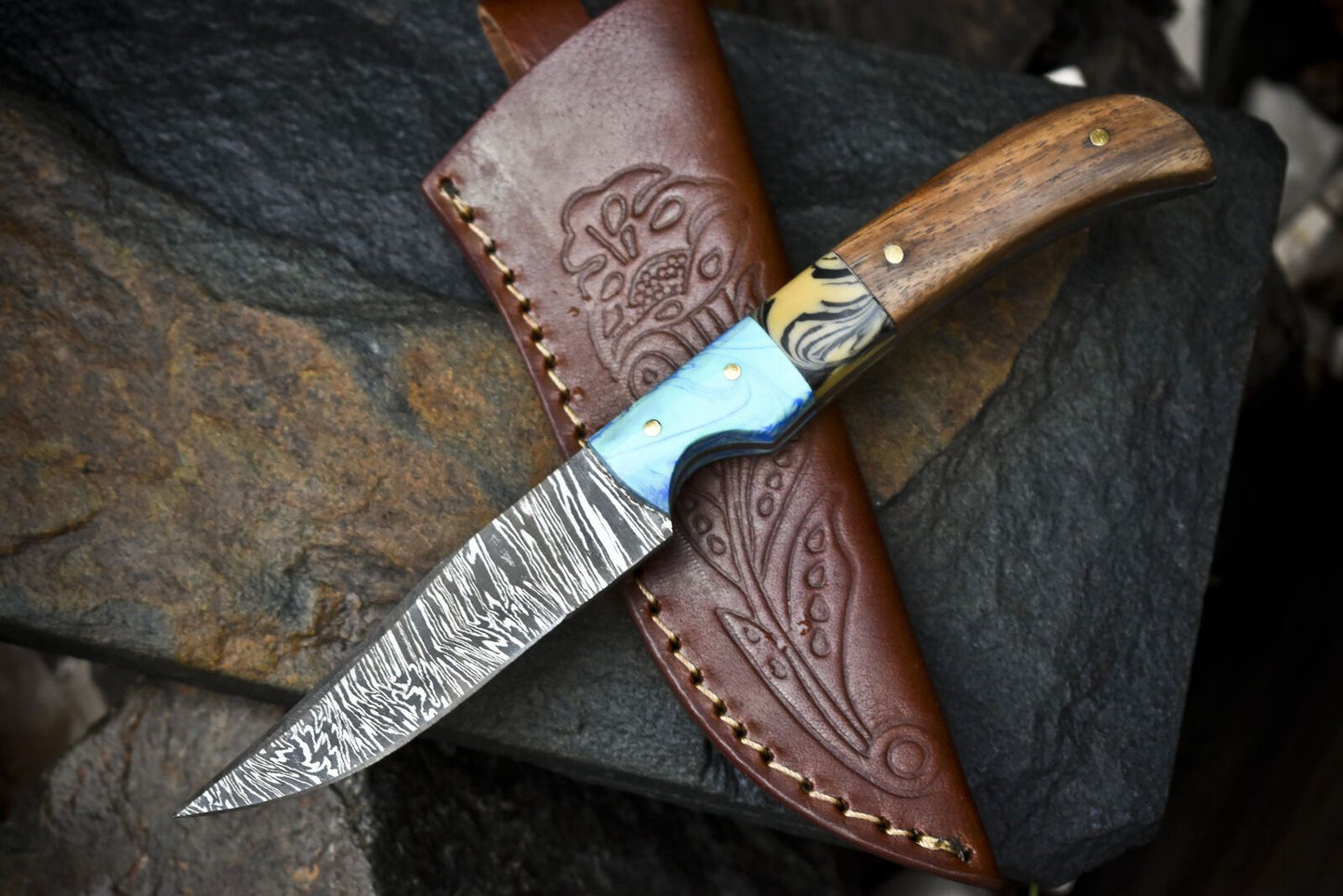 Twist Pattern Damascus Skinner Knife with Walnut Wood Handle – Handmade Fixed Blade Outdoor Tool